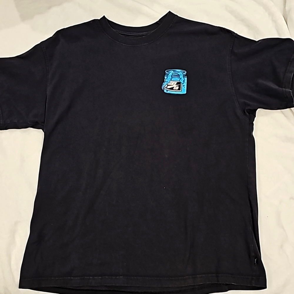 Mens L Nike SB shirt in black. With paint can graphics.